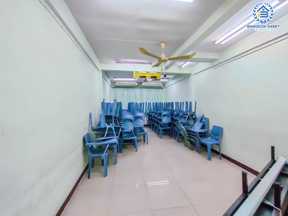 อาคารพาณิชย์มือสอง ซอยวงศ์สว่าง11 เนื้อที่กว้าง 13 ตร.ว. ฟังก์ชัน 4 ห้องนอน 3 ห้องน้ำ ภายในสภาพดี ตั้งบนทำเลชุมชนสามารถค้าขายทำธุรกิจได้ เชื่อมต่อถนนวงศ์สว่าง, ถนนพิบูลสงคราม, ถนนนครอินทร์ ใกล้รถไฟฟ้าสายสีม่วง "สถานีวงศ์สว่าง" และทางด่วน "ศรีรัช" จองเลย! ...